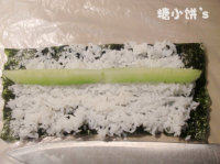 1、双拼里卷寿司,寿司紫菜一裁为二。上面铺上米饭和黄瓜条