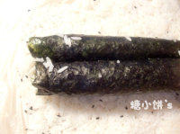 4、双拼里卷寿司,上面铺上一层调味好的米饭， 中间摆入卷好的两种卷