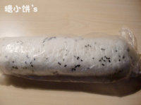 5、双拼里卷寿司,卷起来。压紧。切片装盘。即可