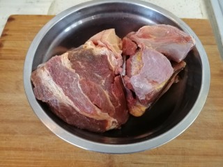 1、驴肉烧卖,驴肉洗净备用