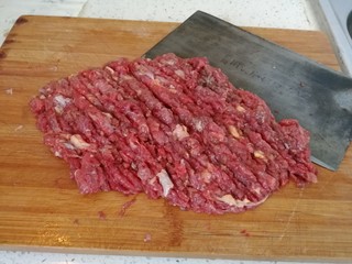 2、驴肉烧卖,剁肉馅（如图）