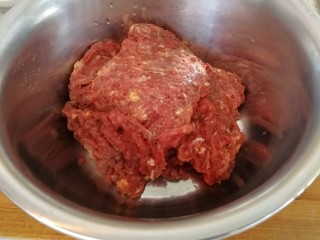 3、驴肉烧卖,肉馅剁好了