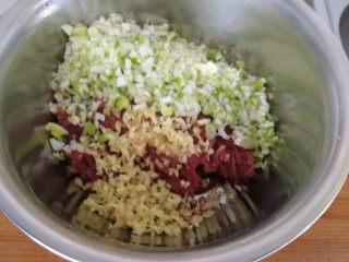 4、驴肉烧卖,切葱碎姜沫，加入肉馅里。