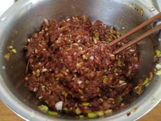 6、驴肉烧卖,顺时针搅拌均匀（如图）