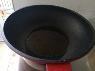 7、驴肉烧卖,起油锅，把豆油烧开（半碗豆油），拌馅油要多点。