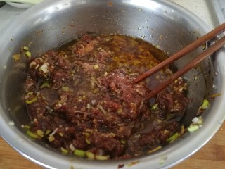 8、驴肉烧卖,加盐，糖，花椒面，红烧酱油海鲜酱油，加烧开的豆油搅拌均匀。