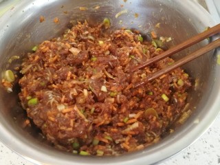 11、驴肉烧卖,顺时针搅拌均匀，拌好的肉馅。