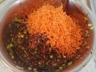 10、驴肉烧卖,加到肉馅里