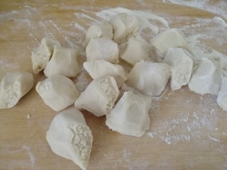 13、驴肉烧卖,揪面挤子（如图），比平时包水饺的挤子大一点点就好，不要太大。