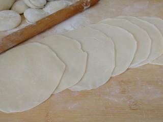 15、驴肉烧卖,赶饺子皮（如图）