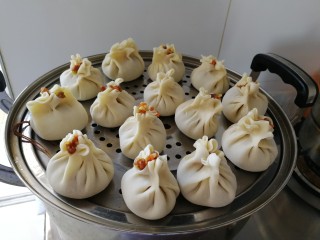 18、驴肉烧卖,放进冷锅里，蒸屉抹油。