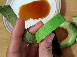 4、牛油果刺身,将牛油果外皮撕掉。成熟的牛油果非常容易去皮，并且果肉细腻爽滑。