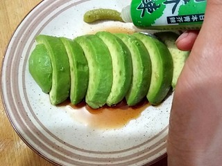 5、牛油果刺身,将去皮的牛油果摆入盘中，根据个人口味挤上适量青芥末。
