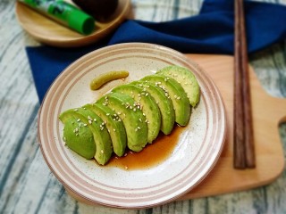 7、牛油果刺身,酱料的融入会调节牛油果醇厚的口感，作为料理的前菜会非常适合。