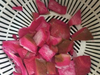 1、玫瑰花????饺子,把火龙果皮上的突起去掉，洗净切成小块