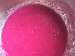 2、玫瑰花????饺子,把火龙果皮加入清水榨成汁