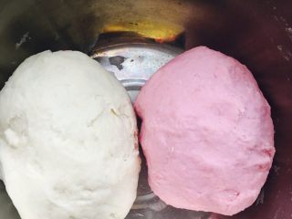 3、玫瑰花????饺子,分别用火龙果汁和清水和成两个不同颜色的面团