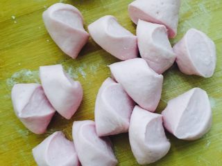 4、玫瑰花????饺子,像包饺子一样，切成一个个的小剂子