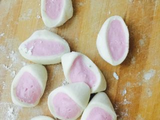 5、玫瑰花????饺子,也可以白色面团包上粉色面团，做成这个样子