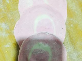 6、玫瑰花????饺子,擀好的皮一个叠一个放好