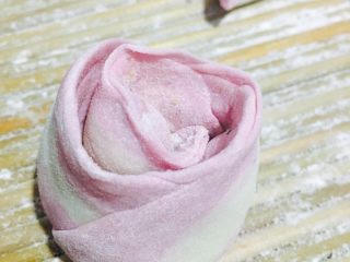 10、玫瑰花????饺子,从一侧往里卷，就成了玫瑰花形状