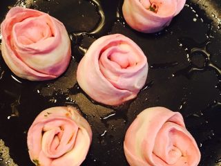 11、玫瑰花????饺子,放在锅里，像做水煎包那样煎熟就可以了