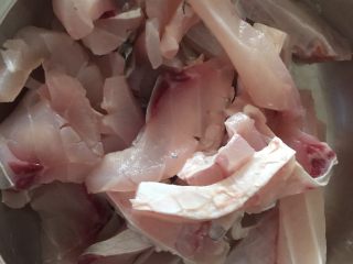 1、鲍汁脆鲩,我在市场买脆肉鲩时就叫店家帮忙去切片了