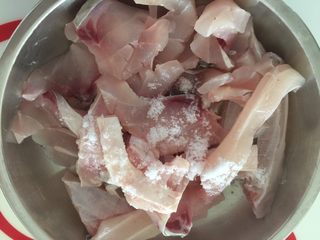 2、鲍汁脆鲩,加入3g盐