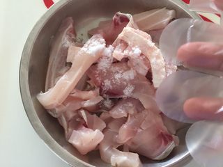 3、鲍汁脆鲩,戴上一次性手套抓捏均匀