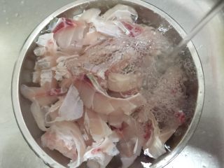 4、鲍汁脆鲩,静止10分钟后冲洗干净