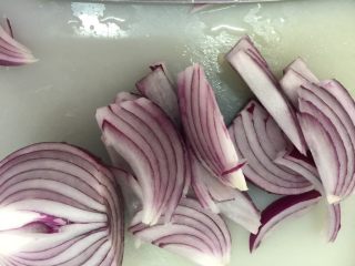 6、鲍汁脆鲩,洋葱切成小块