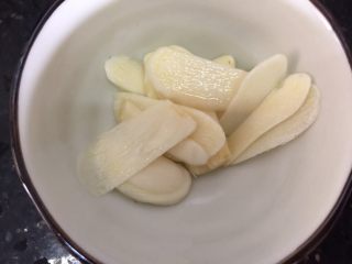 7、鲍汁脆鲩,蒜头切片