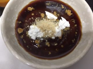 9、鲍汁脆鲩,用一小碗，放入30g鲍汁、1g鸡粉、9g酱油、2g玉米淀粉、2g老抽、3g砂糖