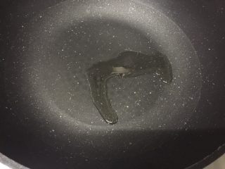 12、鲍汁脆鲩,中小火，倒入5g油