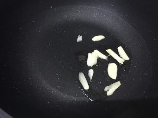 13、鲍汁脆鲩,锅热后放入蒜头皮爆香