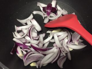 14、鲍汁脆鲩,放入洋葱翻炒几秒