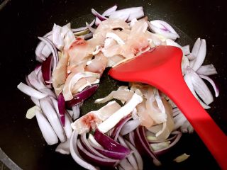 16、鲍汁脆鲩,转中火，放入脆鲩片、快速翻炒十秒