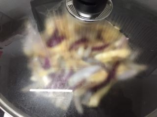 19、鲍汁脆鲩,盖上锅盖焖煮3分钟