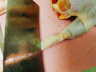 2、家庭版--叫花鸡,利用刀背将鸡腿的骨头敲断， 以便更好的折叠