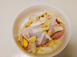 6、家庭版--叫花鸡,放入大葱 ，姜片，蒜头