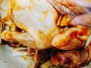 10、家庭版--叫花鸡,一次性手套戴上，将调料按摩手法，均匀的揉搓到鸡肉中