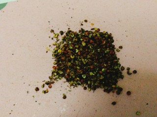 13、家庭版--叫花鸡,将煸炒出香味的花椒用擀面杖碾碎；