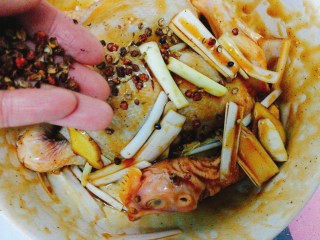 14、家庭版--叫花鸡,撒入鸡中一起腌制