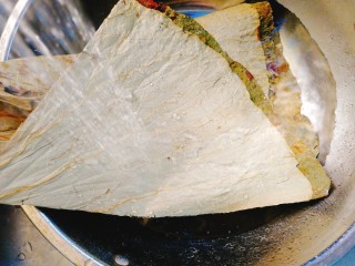 16、家庭版--叫花鸡,将干荷叶冲洗干净后用冷水泡上一会儿