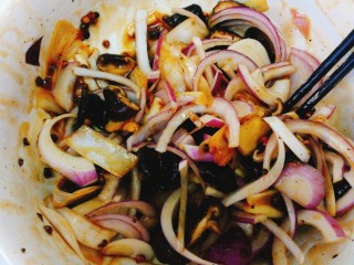 23、家庭版--叫花鸡,将香菇丝和洋葱丝放入腌个鸡的剩余汁料中充分混合。