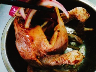 24、家庭版--叫花鸡,将混合好的香菇丝和洋葱丝， 姜， 蒜等其他调料塞入鸡腹中；