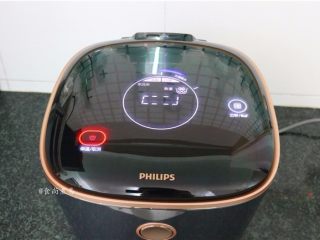 3、五花肉蒜香腊味焖饭,通电、选择焖饭功能，【没有焖饭功能的就直接按煮饭键】电饭锅开始工作