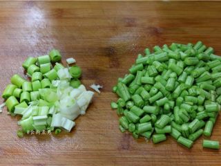 5、五花肉蒜香腊味焖饭,豆角、豇豆（习惯了叫豆角）蒜苗浸泡片刻洗净、分别切粒