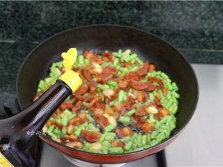 10、五花肉蒜香腊味焖饭,调入酱油、蚝油