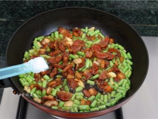 11、五花肉蒜香腊味焖饭,调入盐、鸡粉